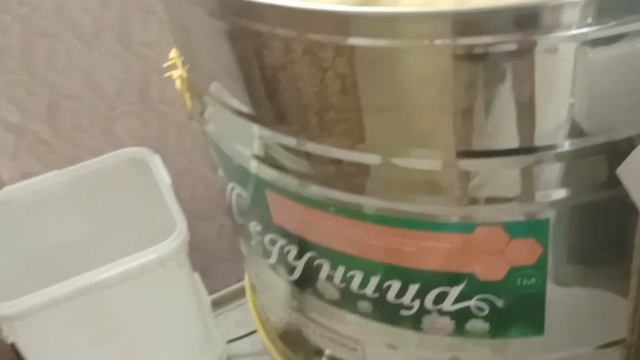 Качаем мёд на новой медогонки в радиальном режиме. смотреть онлайн