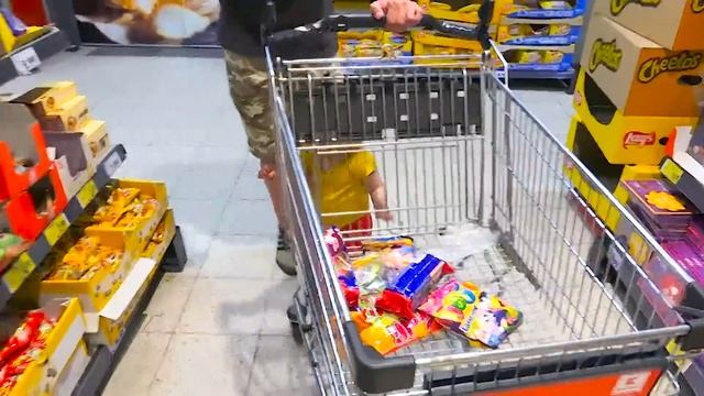 ФЁДОР как ПАПА. САМ поехал ЗАГРАНИЦУ за СЛАДОСТЯМИ для братиков и Сони. смотреть онлайн