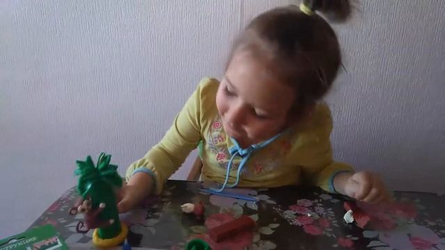 Варя делает свечу из воска, в виде пальмы с обезьянками! Такая интересная Варвара