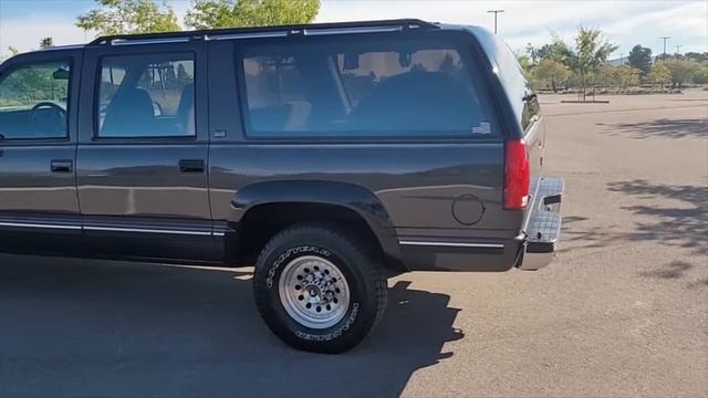 93 Suburban 4X4 Exterior Walk Around Video смотреть онлайн