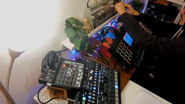 OldSchool TECHNO live performance with MPC Live, Volca Keys, Uno Synth, TD3, DrumBrute смотреть онлайн