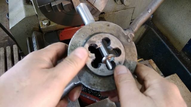 Совет для начинающих. Резьба плашкой без перекоса.