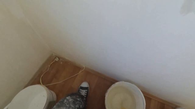 Соблюдаем густоту обойного клея, чтобы не отклеивались обои. смотреть онлайн