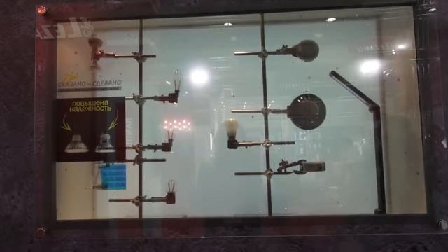 Работа прозрачных экранов на выставке