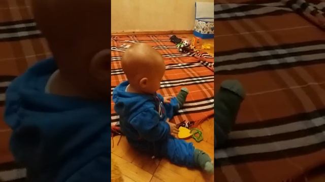 Любимые игрушки детей в 6 месяцев) смотреть онлайн