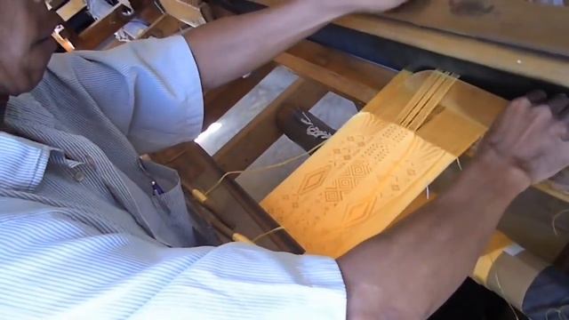 A Golden Spider-Silk Textile at the Art Institute of Chicago смотреть онлайн
