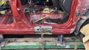 Hyundai  Solaris body repair. Замена порога.Вытяжка на стапеле