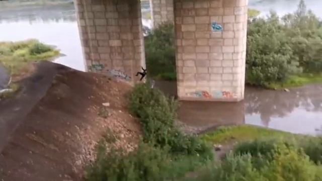 Эпичный прыжок с октябрьского моста смотреть онлайн
