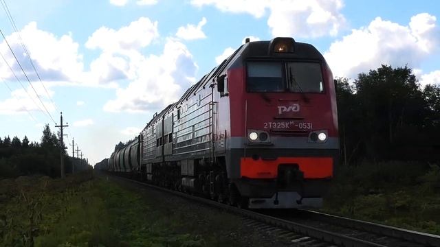 2ТЭ25КМ-0531 с грузовым поездом и приветливой бригадой смотреть онлайн