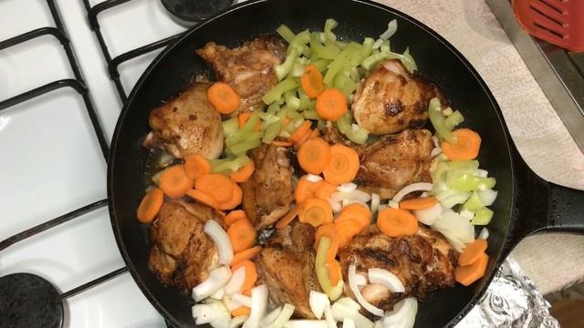 ПЛОВ С КУРИЦЕЙ НА СКОВОРОДЕ - рассыпчатый рис и нежные кусочки мяса. смотреть онлайн