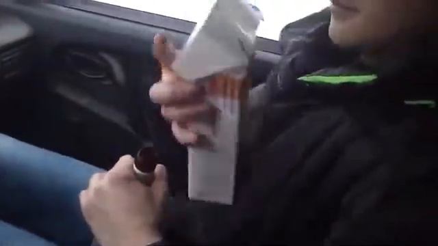 Большая пачка сигарет.