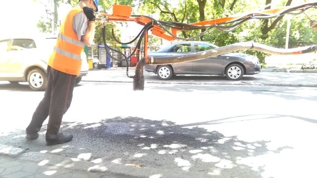 Как в Одессе дороги лечат. 3 мин. из одного шланга смотреть онлайн