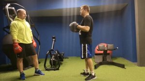 Урок 1.3 Отработка прямых ударов на лапах.