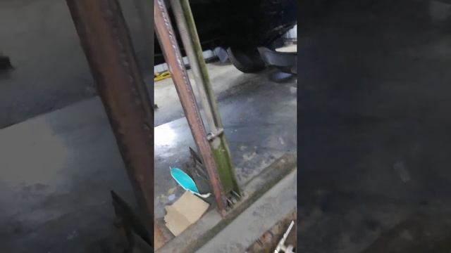 Наводим шовный герметик для обработки дна Нивы