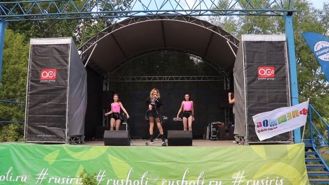 Флешмоб красок в Москве поёт "МиЛя" смотреть онлайн