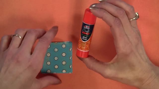 Using Paper Scraps to Make Homemade Post-it notes and Page Markers смотреть онлайн