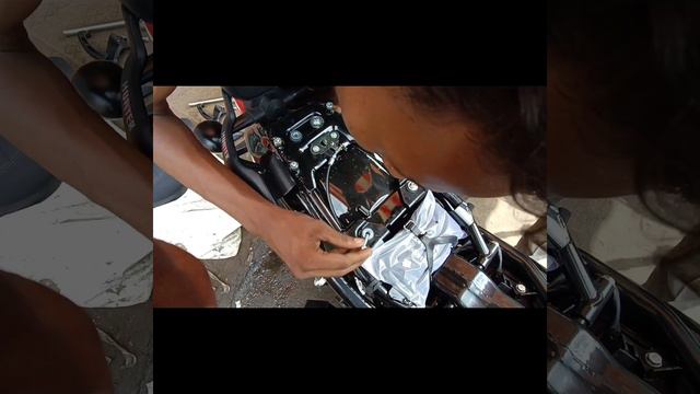 Royal Enfield Hunter 350 Backrest installation /Ladis footrest and tyer hugger installation смотреть онлайн