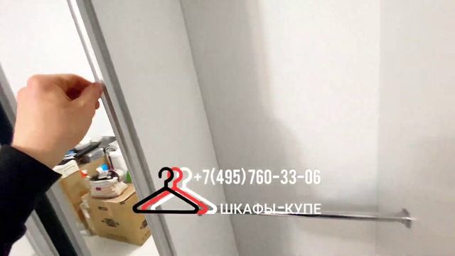 Встроенный шкаф с современными зеркальными раздвижными дверями-купе. Стильные двери с узкими рамкам смотреть онлайн