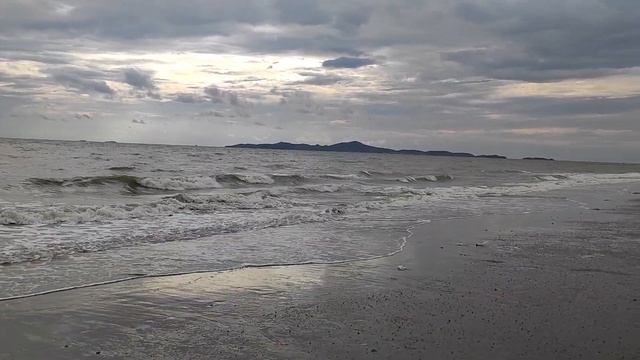 Паттайя.Сезон дождей в июне 2023. Джомтьен. Тайланд смотреть онлайн