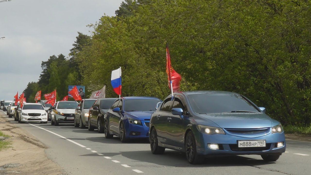 9 мая 2024 года. Праздничная автоколонна едет через город Серпухов по местам памяти и славы. смотреть онлайн