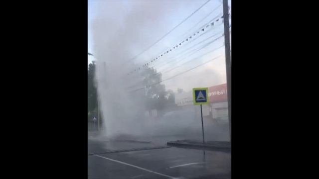 В Иркутске на улице Роза Люксембург прорвало трубу смотреть онлайн