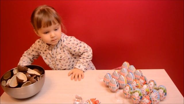 Polinka Show // Полинка распечатывает киндеры