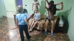 дети друг друга таскают на плечах...