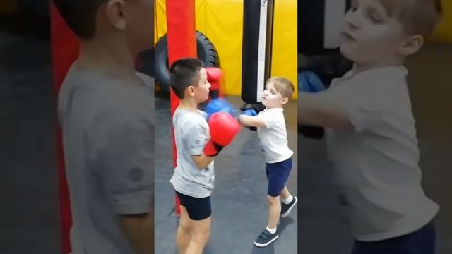 ?Андрей - 5 лет. Даниль - 6 лет. #спорт #бокс #тренировка смотреть онлайн