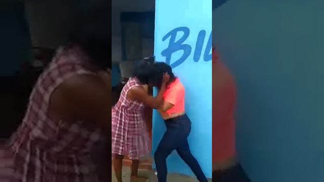Viral Dos mujeres se Pelean por Mandingo смотреть онлайн