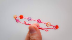 Браслет для девочки своими руками из бусин за 15 минут / Хобби для ребенка / Макраме браслет с бусин