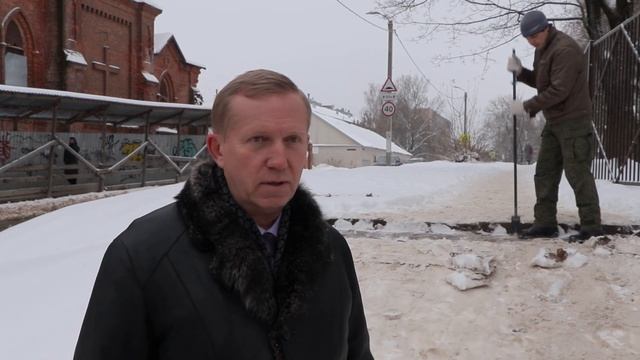 В Смоленске вовсю идут работы, предполагающие очистку лестниц от снега смотреть онлайн