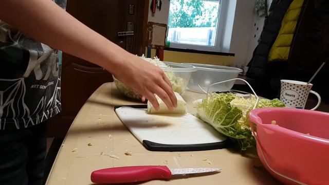 Утро Учимся нарезать салат#многодетнаясемья смотреть онлайн