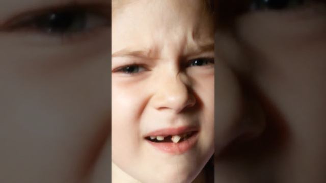 Доченька сама пытается вырвать зуб