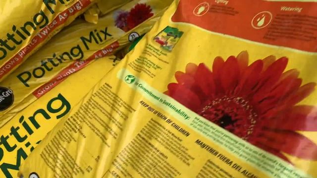 Триммер для кустов в работе. С мамой выбираем землю под рассаду. Николь именинница. Готовлю стейки. смотреть онлайн