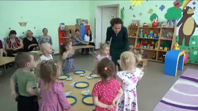 Видеозапись занятия «Смотрит солнышко в окошко» смотреть онлайн