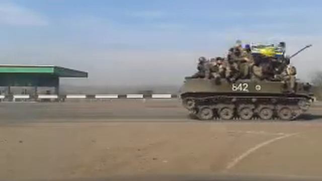 ТАНКИ ИДУТ НА СЛАВЯНСК ИЗ КРАМАТОРСКА смотреть онлайн