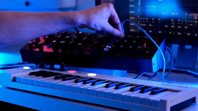 BLADE RUNNER 2023 - Vangelis Synth Lead on Behringer Model D смотреть онлайн