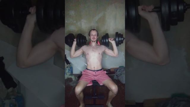 Упражнение для прокачки плеч подъемы с гантелями сидя #workout #fitness #sport смотреть онлайн