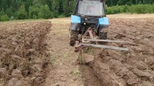 Вспашка целины трактором.