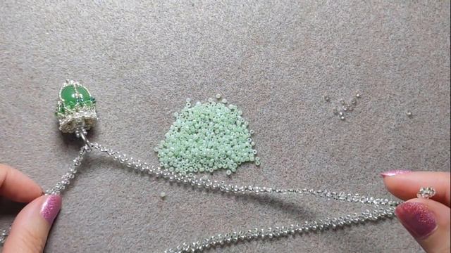 Утилизация остатков Чешского и Китайского бисера . Как сплести бисерную цепочку для кулона. смотреть онлайн