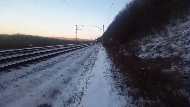 Зимняя сказка.Тепловоз ТЭП70-0537 с пригородным поездом Уссурийск-Хасан.