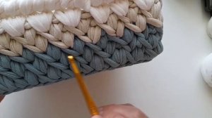 Корзина крючком из трикотажной пряжи с круглым и квадратным донышком