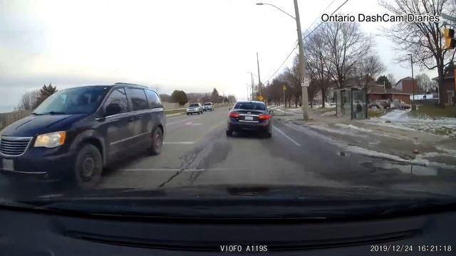 Infinity Q50 passing in the turning lane, almost causing an accident - Cambridge Ontario смотреть онлайн