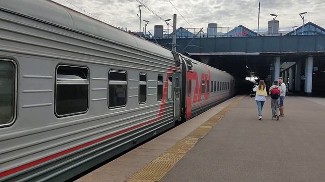 Электровоз ЭП2К-032 отправляется с пассажирским поездом сообщением "Москва-Архангельск" смотреть онлайн