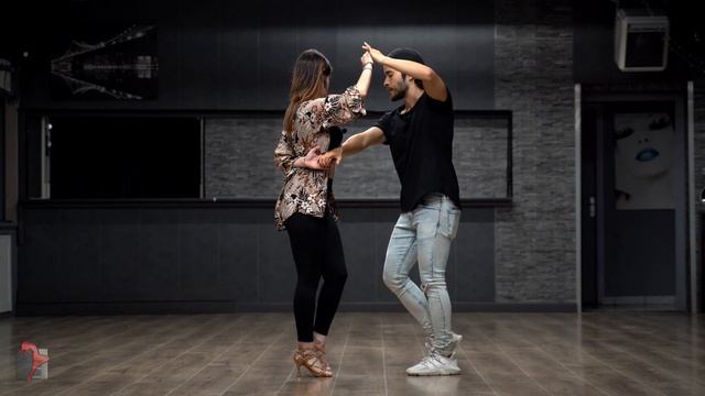 Tuto Bachata - Laure & Léo {niveau intermédiaire} смотреть онлайн