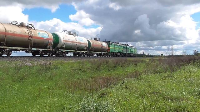 Тепловоз 2ТЭ10М-2843 с грузовым поездом смотреть онлайн