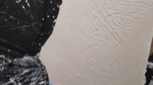 Простейший способ нанесения декоративной штукатурки с помощью пленки.