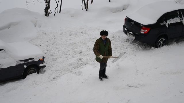 Дворник "чистит" снег смотреть онлайн