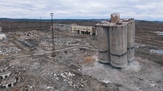 Обрушение силосной башни безвзрывным методом | EkatVIDEO