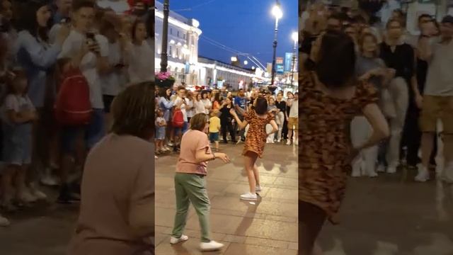 Невский проспект Елисеевский магазин street art вахтерам Бумбокс я помню белые обои черная посуда смотреть онлайн